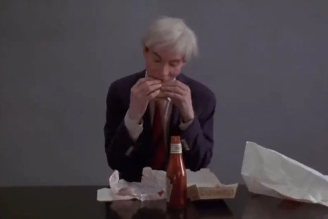 Por qué Burger King mostró a Andy Warhol comiendo una hamburguesa en su comercial del Super Bowl