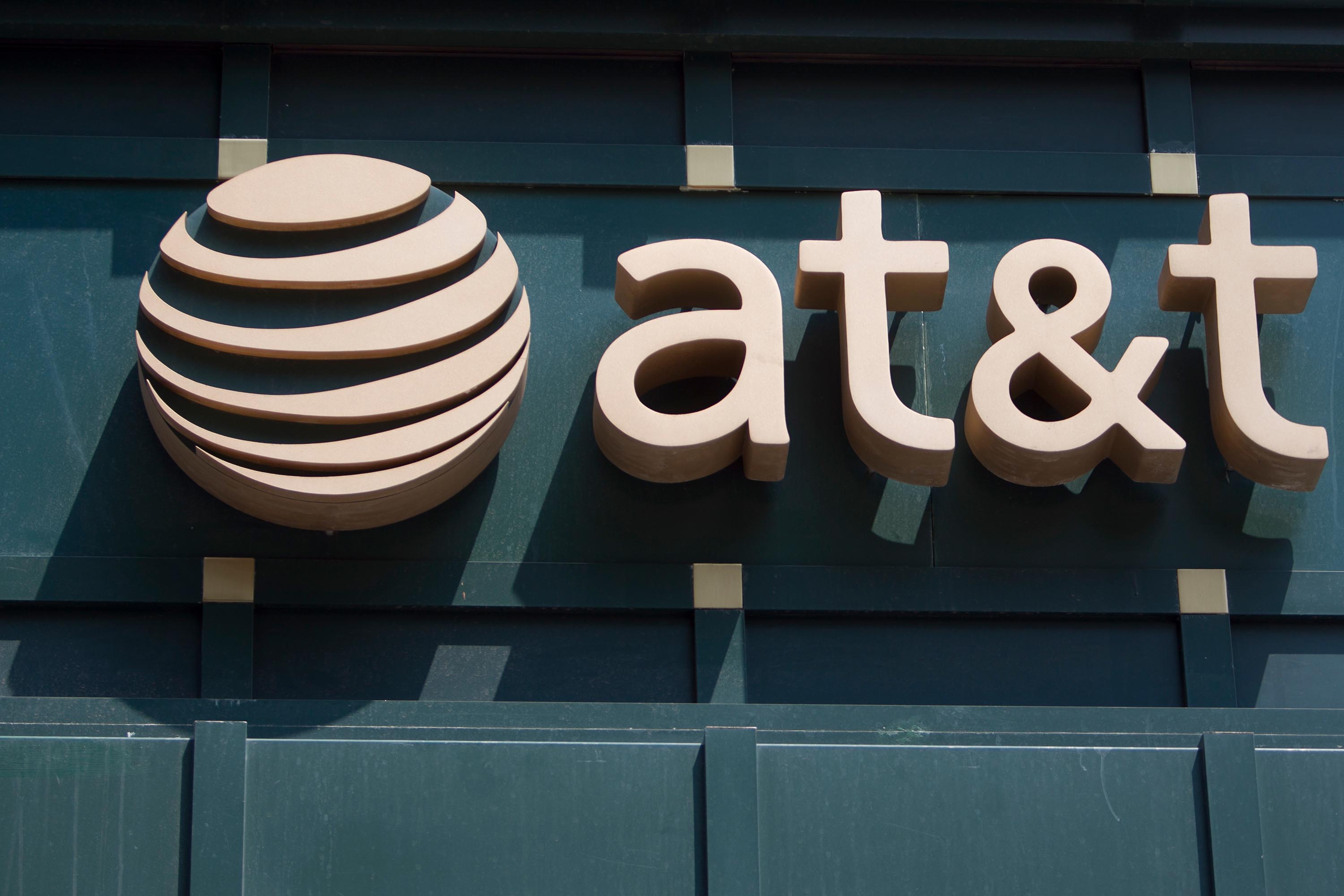 Surgen más dificultades para AT&T por pérdidas de suscriptores de teléfonos y TV