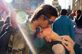 Avon presenta la muestra fotográfica 100 World Kisses en Buenos Aires
