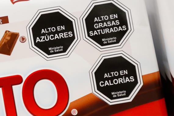 Chile prohibió la publicidad de alimentos “altos en” durante el día