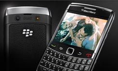 Blackberry, o una mora negra con pequeños botoncitos