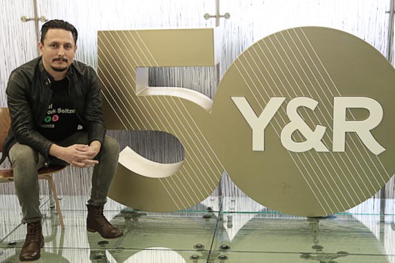 Alexis Ospina, nuevo VP creativo de Y&R México