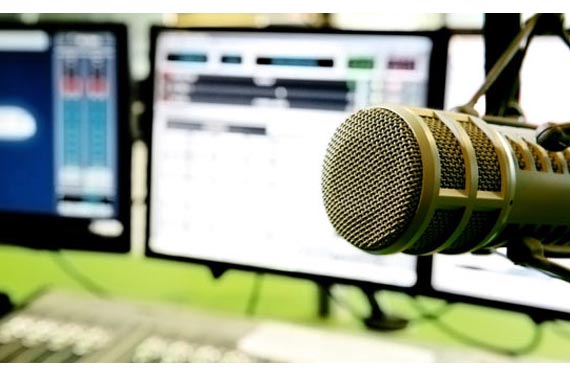 Los latinos escuchan más de 10 horas semanales de radio online y audio digital