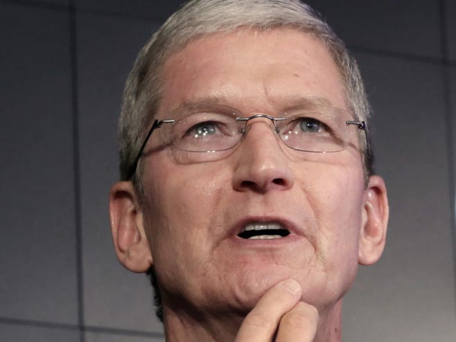 En Bruselas, el CEO de Apple lanzó dardos hacia Google y Facebook 