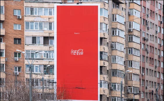 Un aviso de Coke no necesita de muchas cosas para transmitir la forma de la botella