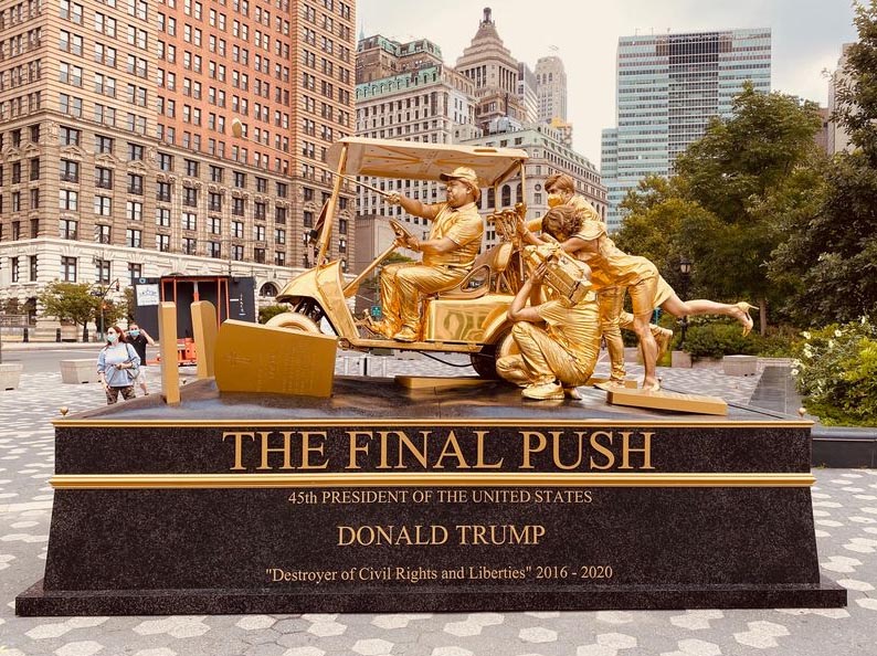 Otra “estatua viviente” apareció en Nueva York para condenar el legado de Trump