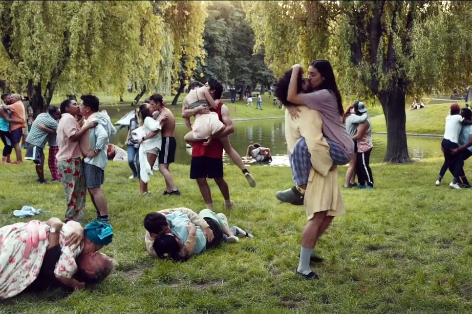 Nuevo: al ritmo de Celine Dion, Energy BBDO y los chicles Extra invitan a soñar con besos y sin barbijos