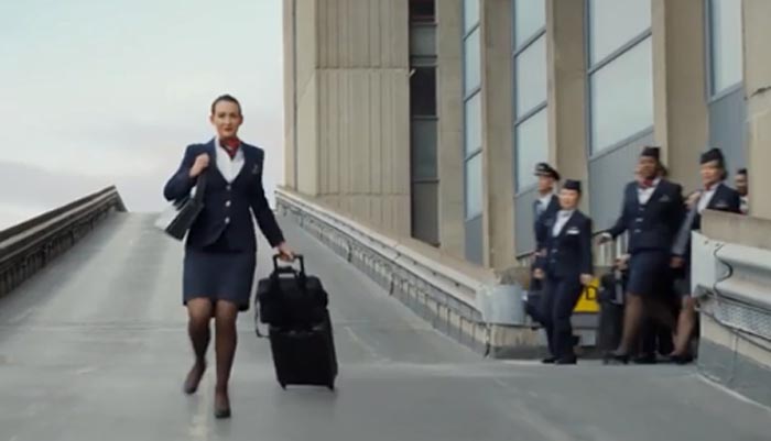 Empleados de British Airways corren en la pista y celebran el retorno de los viajes