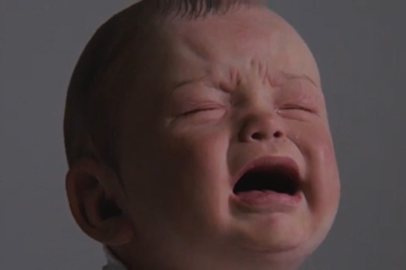 Nuevo: Un bebé gigante llora en plena calle de Madrid para concientizar sobre la lactancia pública