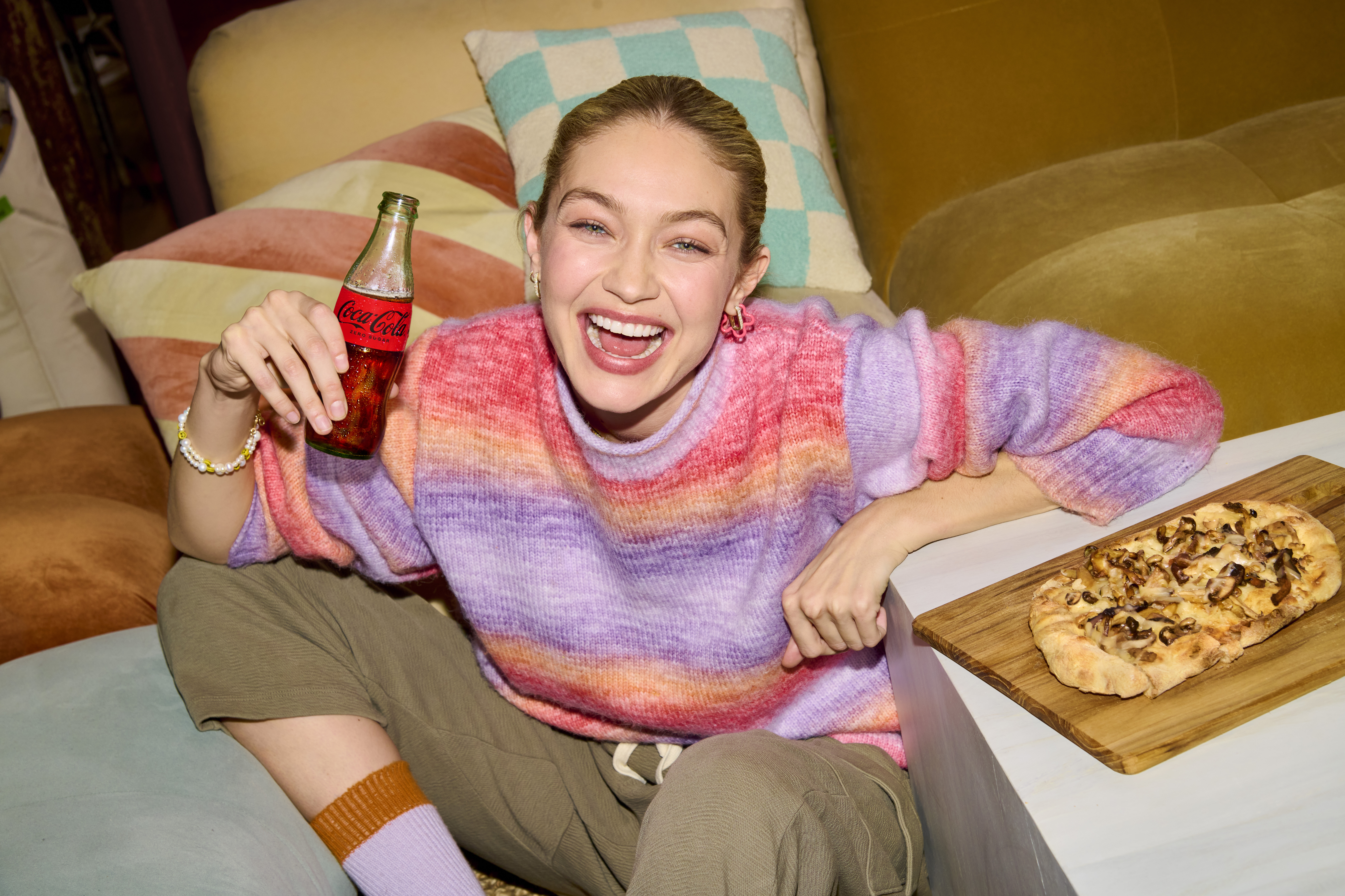 Nuevo: Coca-Cola lanza a nivel global “una receta mágica” y celebra la  conexión que se genera al reunirse alrededor de una mesa | Adlatina