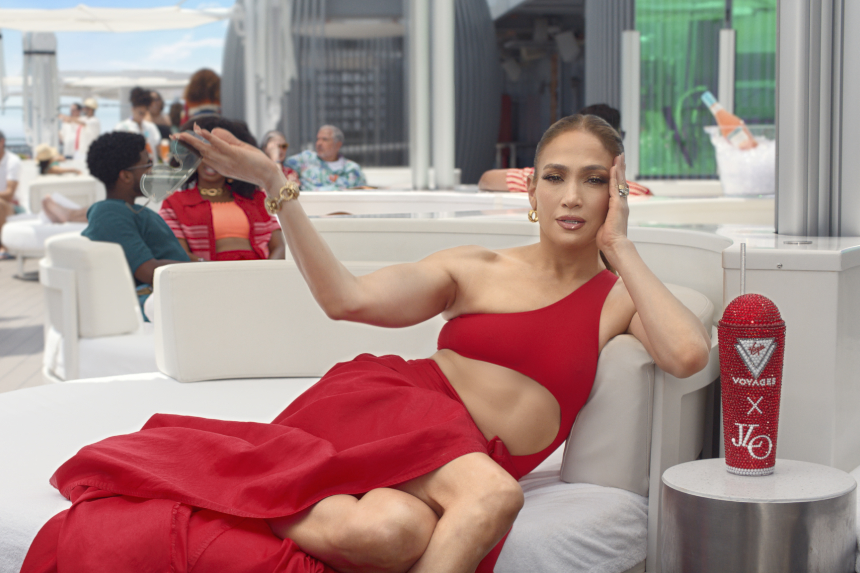 Jennifer Lopez utiliza la IA generativa para crear invitaciones al Virgin Voyages