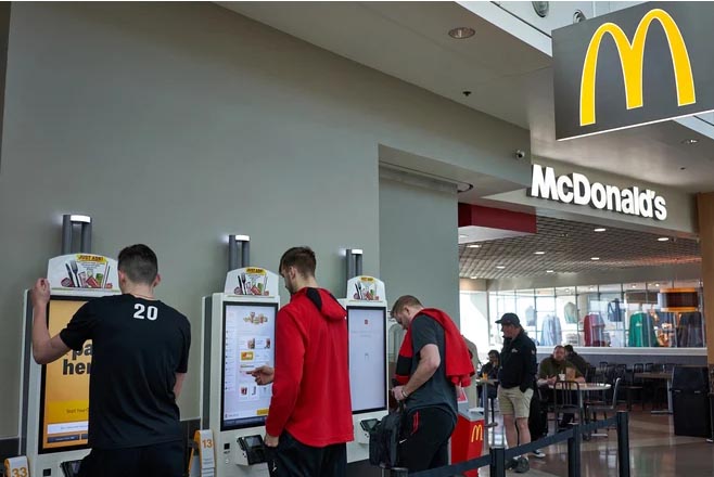 Los clientes de cadenas de fast foods quieren más quioscos
