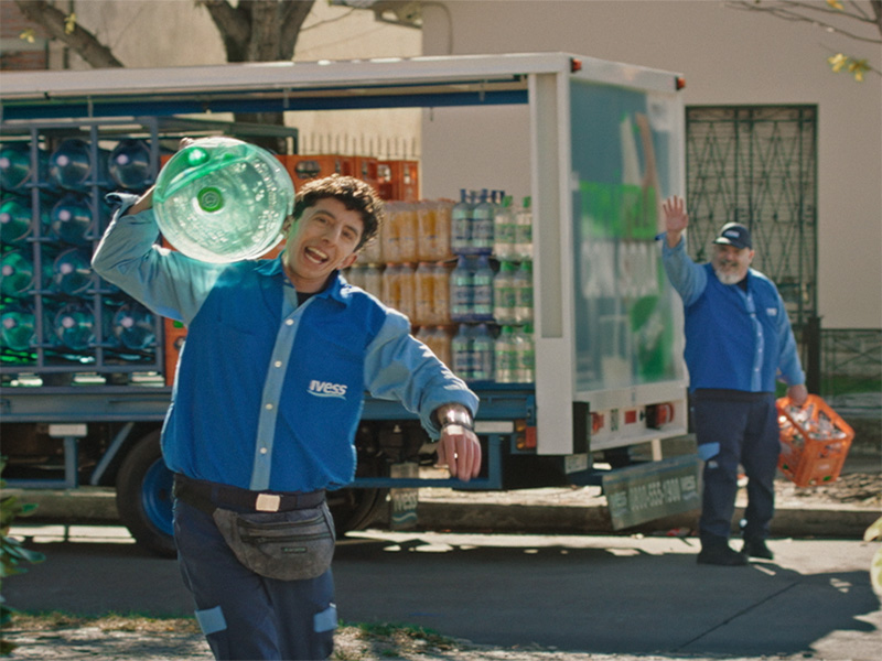 Preestreno: IVESS y Merci presentan “60 años llevando amor a tu puerta”