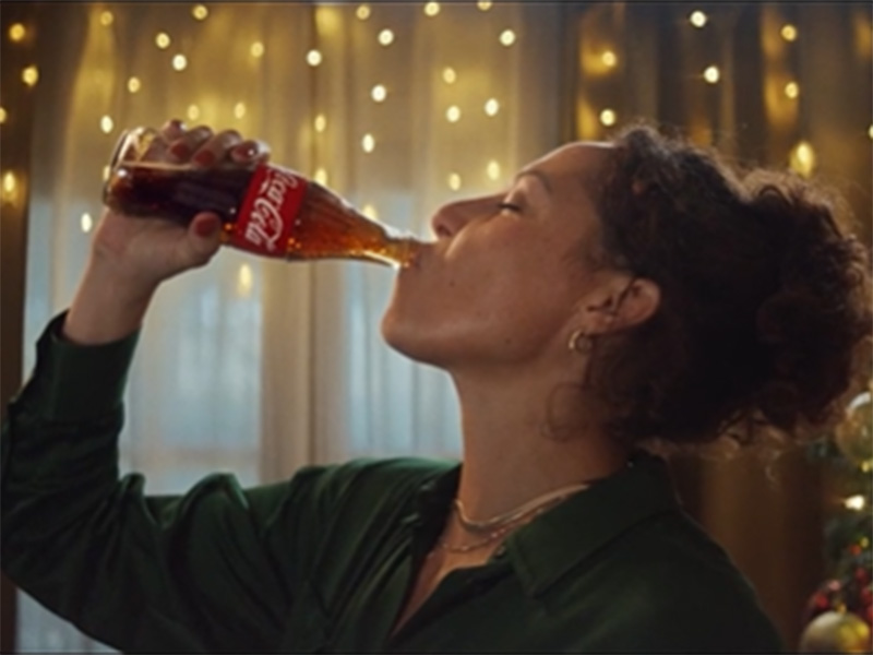 Coca-Cola revive la magia navideña con una nueva historia y un toque de inteligencia artificial 