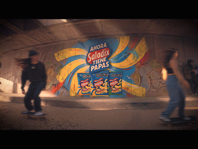 De la mano del artista FMK, se creó un trap original que se convierte en la pieza central de la campaña.