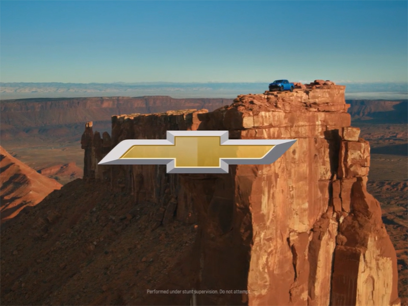 Es la tercera vez que la marca transporta un vehículo por aire a la cima de la roca. 