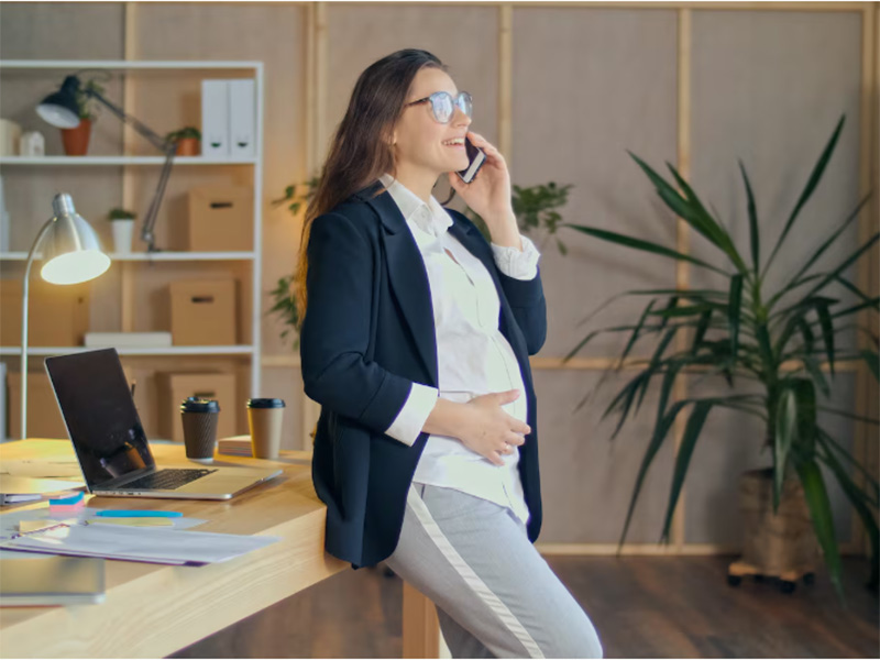 La baja por maternidad es un beneficio, y las mujeres no deberían tener que temer que su trabajo cambie cuando regresen. (Adobe Stock)