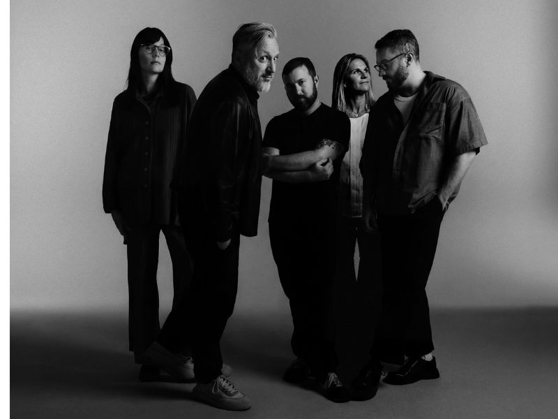 El estudio está liderado por Busato —uno de los directores más premiados de Brasil— junto con la directora de Operaciones Cris Chacon y la directora ejecutiva Milena Trindade. 