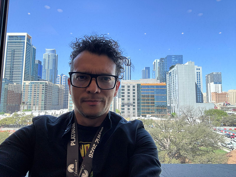 “Austin vuelve a hacer lo que mejor sabe: convertir una ciudad entera en una conversación”, dice Omar Romero.