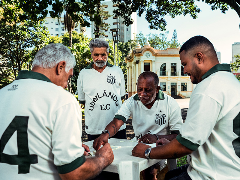 Exjugadores históricos y fanáticos apasionados participan en una sesión fotográfica en Uberlândia, Brasil, como parte de una campaña que acompaña el lanzamiento de la camiseta retro conmemorativa del club.