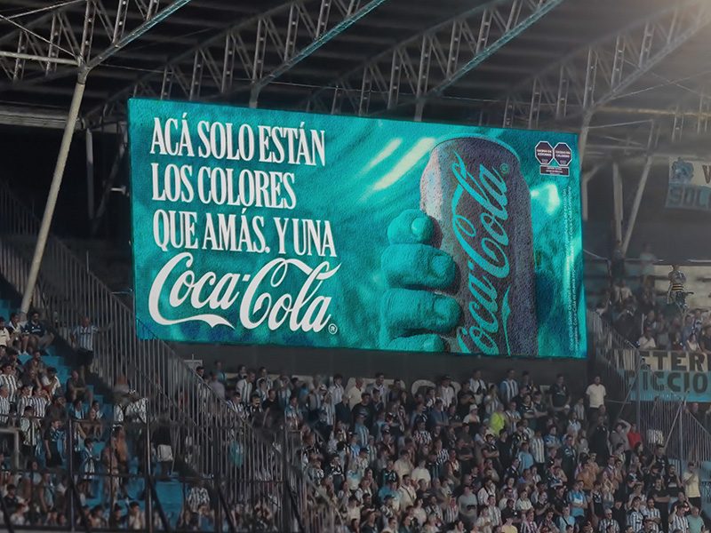 La campaña utiliza trucos de color que desafían la percepción para "ocultar" el rojo característico de la marca.