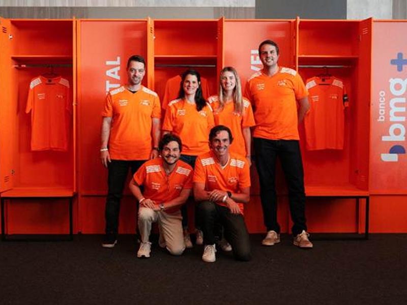 De izq. a der: (de pie) Bruno Capelin, Paula Coelho, Beatriz Altenfelder y Marcelo Germano, (agachados) Sleyman Khodor y Léo Balbi.