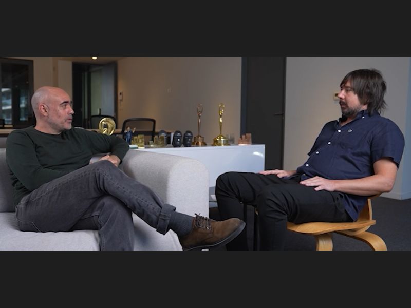 Rodrigo Grau, protagonista de este tercer capítulo, recorrió su encuentro inicial con la redacción: “Comencé a escribir comerciales en cuarto año de la secundaria, sin darme cuenta, casi intuitivamente. Mis historias eran aplicables a discursos publicitarios de marcas”.