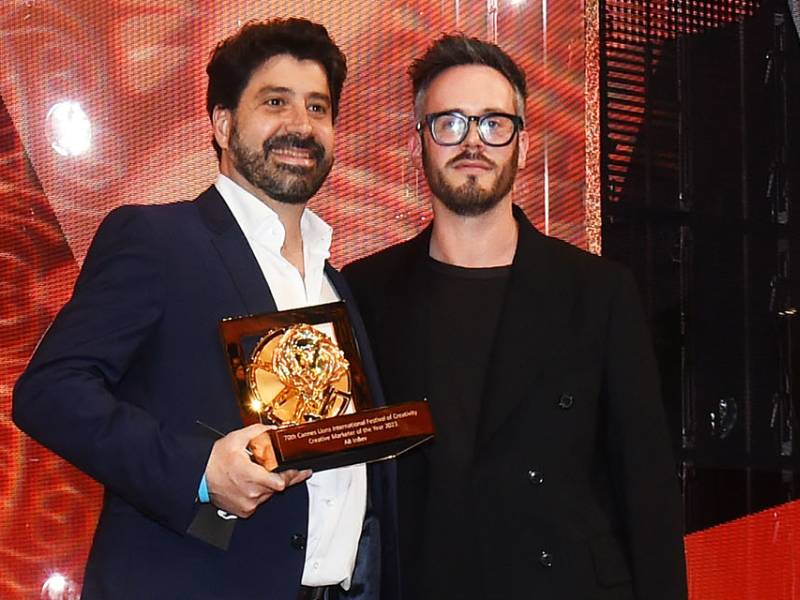 Marcel Marcondes, CMO de AB InBev, junto a Simon Cook, CEO de Lions, la última vez que la empresa recibió esta misma distinción, en 2023. (Foto: Prensa CL)