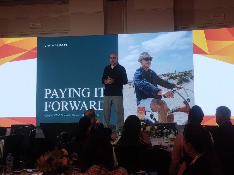 Stengel en el escenario esta mañana: “Lo significativo del Hall of Fame es que pude ver mi trabajo a través de los ojos de los otros, no los míos ni los de mi jefe”. (Foto: Adlatina)