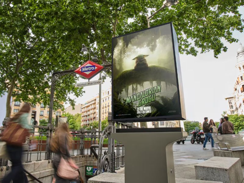 Disney colocó vallas publicitarias flotantes en Madrid para promocionar The Mandalorian and Grogu