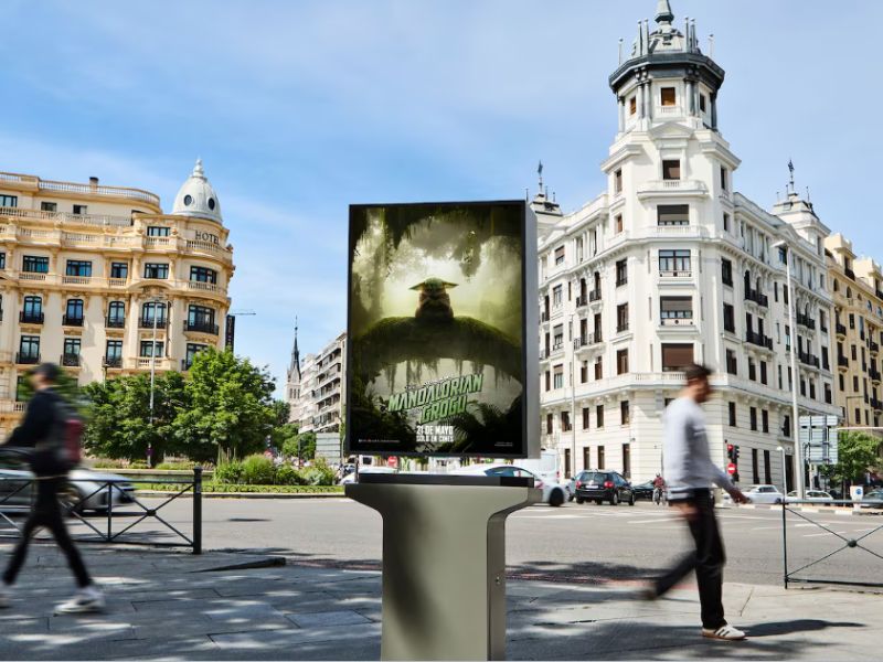 Disney colocó vallas publicitarias flotantes en Madrid para promocionar The Mandalorian and Grogu