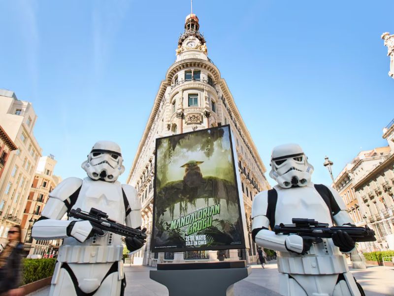 Disney colocó vallas publicitarias flotantes en Madrid para promocionar The Mandalorian and Grogu