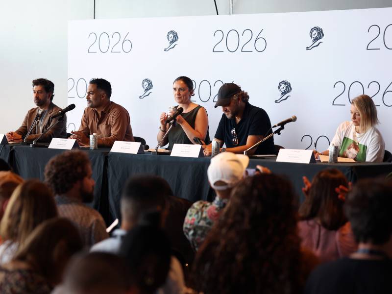 Los presidentes de jurado de la segunda conferencia de prensa de la mañana, con el brasileño Marcel Marcondes (Creative Brand) a la izquierda y la mexicana Jessica Apellaniz (Print & Publishing) a la derecha. (Foto: Prensa Cannes Lions)