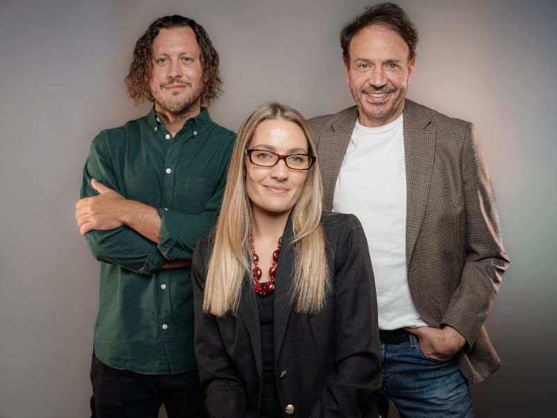 (de izquierda a derecha): Andy Israel, emprendedor endeavor, co-founder & CEO de Pooshlo Belén Díaz, co-founder & CCO de Pooshlo, y Eric Descombes, partner & CEO de FCB Newlink. 
