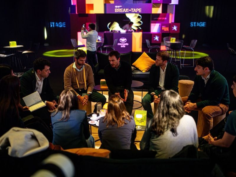 Jesús Moreno Sosa, senior VP of advertising de Mercado Libre, fue el encargado de introducir el concepto y de ponerlo en contexto dentro de la evolución de la industria. Según explicó, el retail media ya atraviesa un punto de inflexión a nivel global y Mercado Libre busca aprovechar ese escenario para ampliar el alcance de sus soluciones publicitarias.
