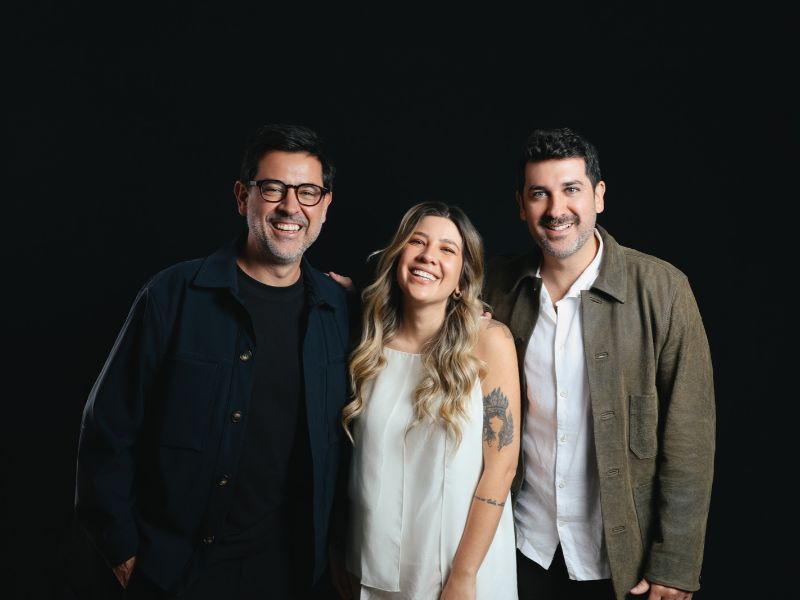 Gabi Marcatto, junto a los CCOs Murilo Melo y Pedro Araújo. 